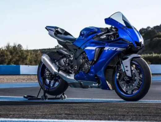 Yamaha vydáva 2025 R1 a R1M, s spojlerami z uhlíkových vlákien, vylepšenými tlmičmi nárazov a brzdami